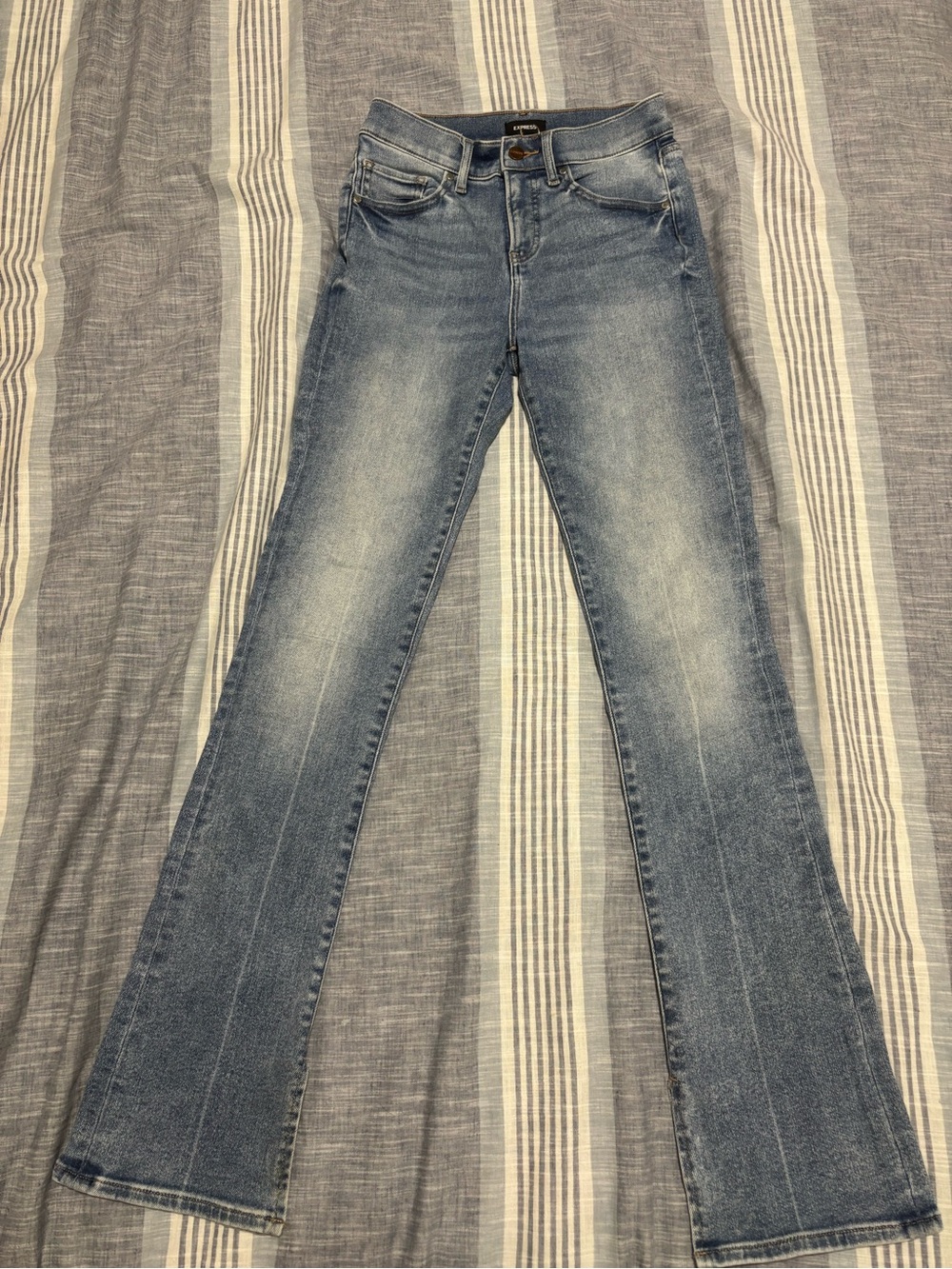 Express, Skyscraper Mid-Rise light wash jeans